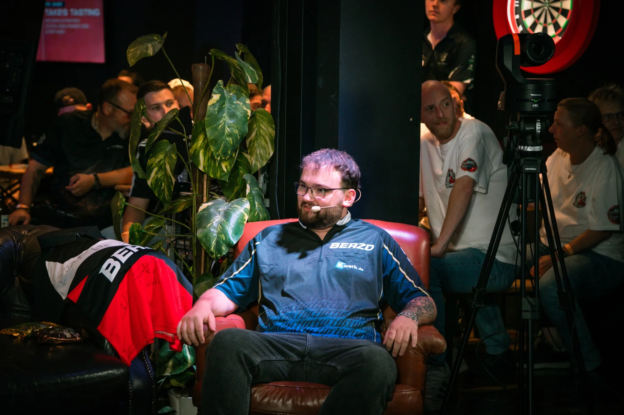 Darts-Profi Leon Weber auf dem Podium bei der Pub Edition von THE LAST FLIGHT in Krefeld