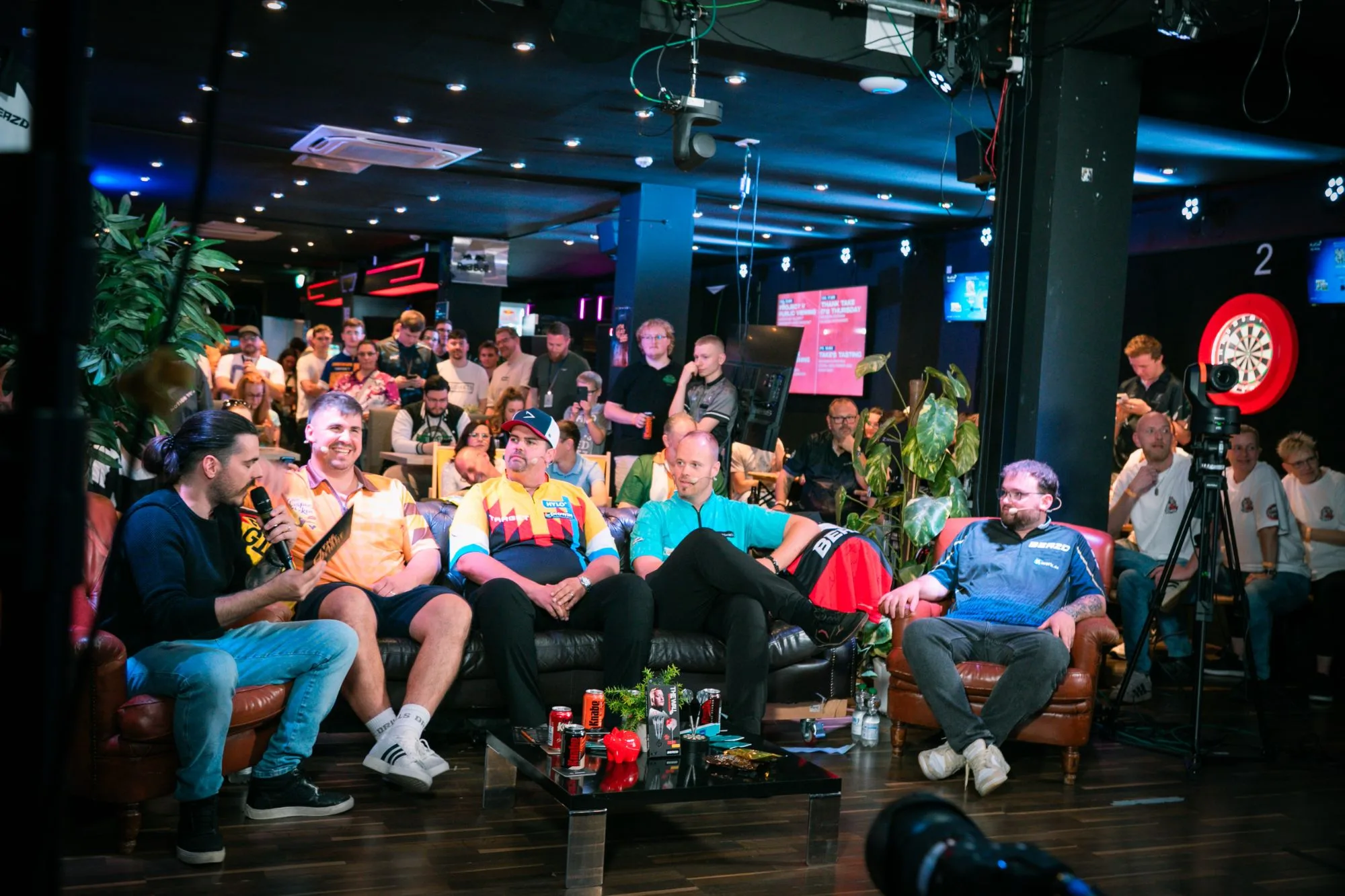 Talkrunde mit Darts-Profis und Creatorn vor Publikum bei der Pub Edition in der Take's Bar Krefeld